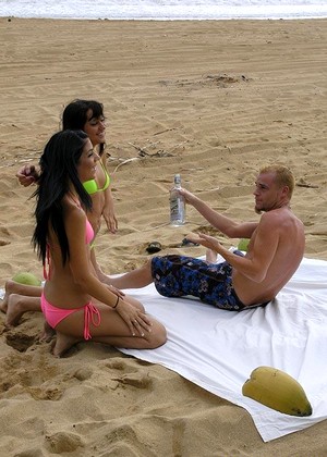 2chicks1dick Brodi Kinzie Expected Beach Porno Video