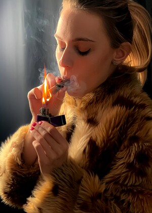 Womenwhosmoke Model jpg 7