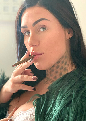 Womenwhosmoke Model jpg 12