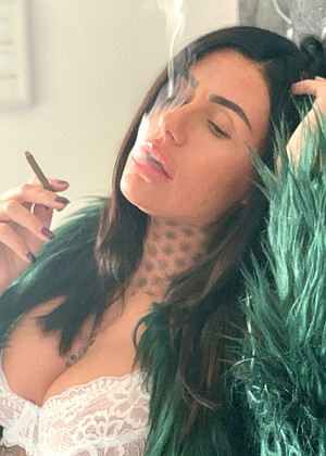 Womenwhosmoke Model jpg 14