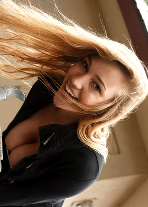 Kendra Sunderland jpg 8