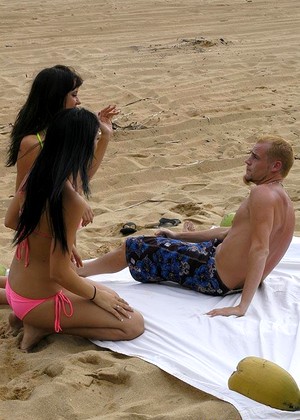 2chicks1dick Brodi Kinzie Expected Beach Porno Video