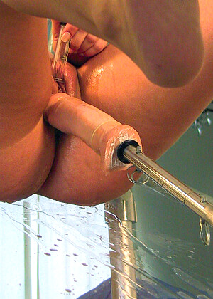 Fuckingmachines Amber Current Squirting Allure