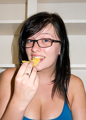 Zishy Hannah Kinney Wearing Glasses 3gptrans500 Video